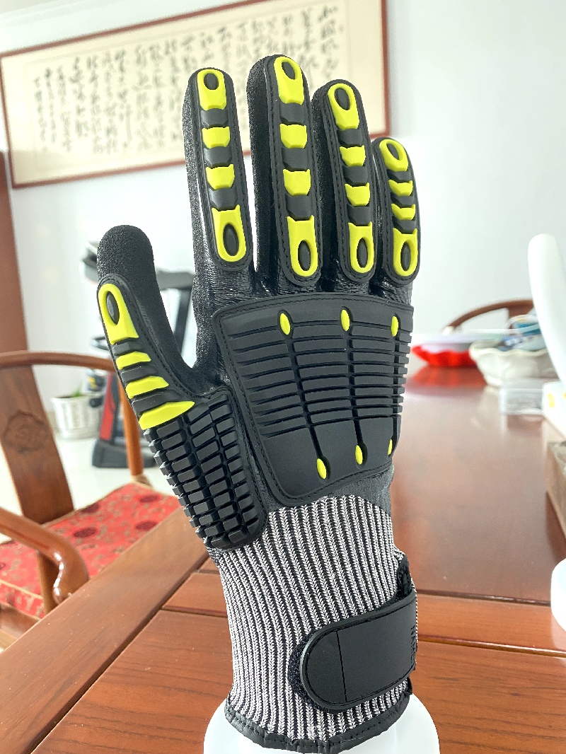 18-gauge cut-resistant nitrile frosted TPR anti-collision and shock-resistant gloves